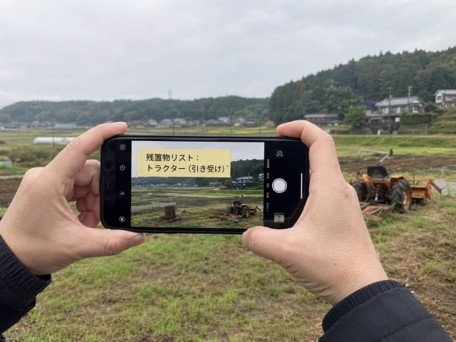 スマホで農地の現状を撮影して記録に残す様子