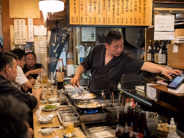 居酒屋で調理から接客まで一人で対応するワンオペ状態の店長