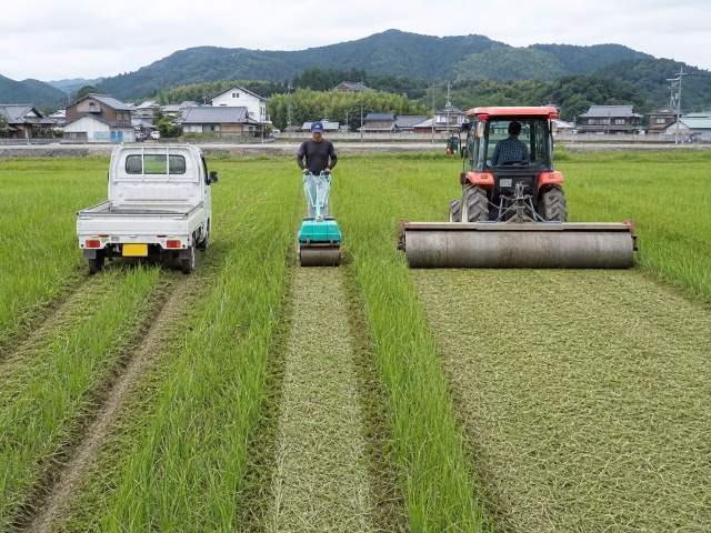 軽トラックと転圧機と鎮圧ローラーの違いを比較したイメージ