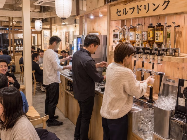 セルフドリンクバーで自分の飲み物を作る新店舗の来店客