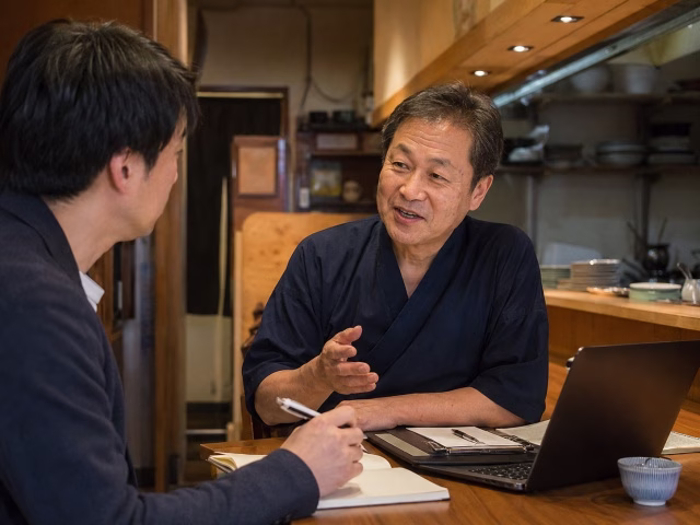 飲食店の事業承継や店舗運営に向けて次の行動を検討する人々のイメージ